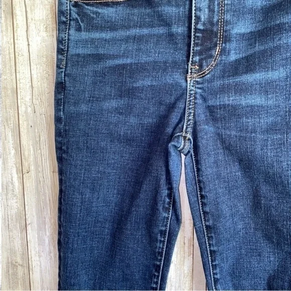 American Eagle Next Level Stretch Super High Rise Jegging Fray Bottom Jeans - Picture 3 of 8